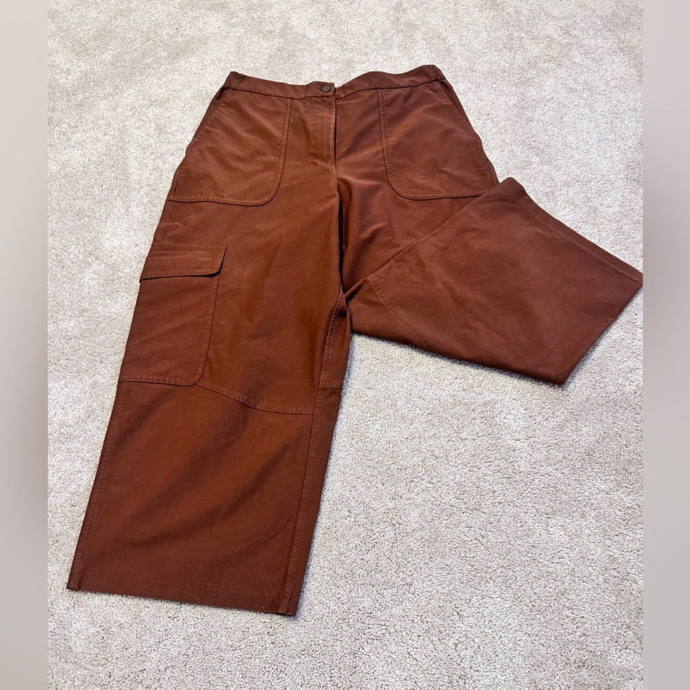 Lululemon Utilitech Cargo Pocket High-Rise
Cropped Pant